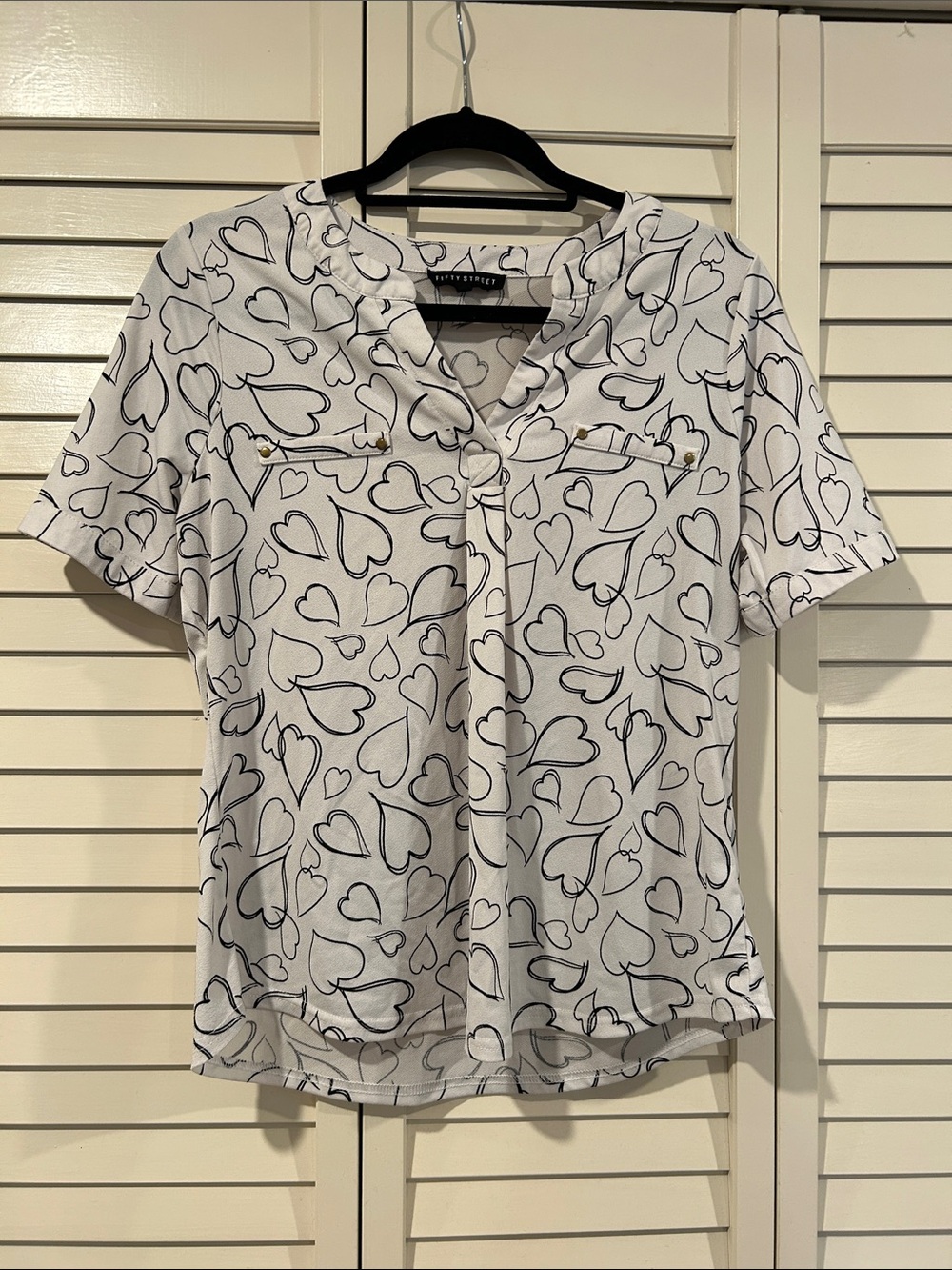 Fifty Street White Short-Sleeve Blouse with Black Heart Print Size M